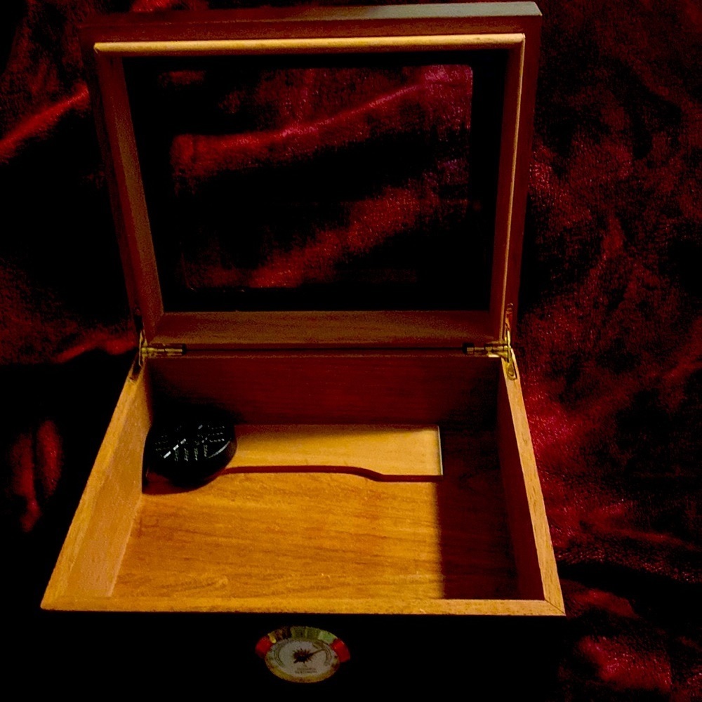 Humidor (Mahogany) dimensions are 
10 31/100"W X8 3/4"D X4 31/100"H